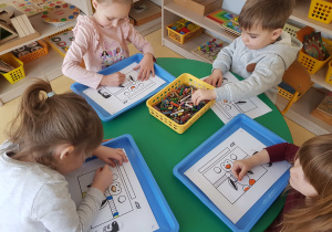 Dzieci kolorują obrazek z pingwinem