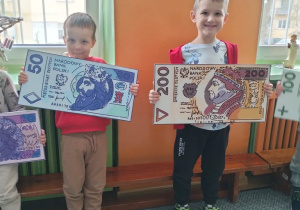 dzieci pozują z banknotami