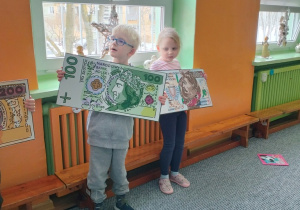 dzieci pozują z banknotami