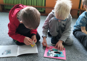 dzieci oglądają książeczki o tematycze finansów