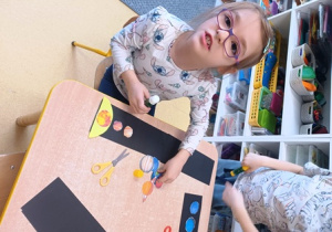 Julia przykleja kolejne planety w Układzie Słonecznym