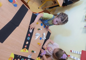 Dziewczynki w czasie działania przy stolikach