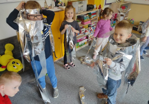 Dzieci przebierają się w kosmiczne stroje.