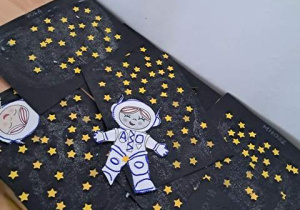 Zdjęcie przedstawia prace dzieci z grupy pt. "Astronauta w galaktyce"