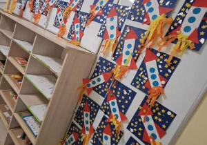 Galeria prac dzieci z grupy I przedstawiająca rakiety kosmiczne