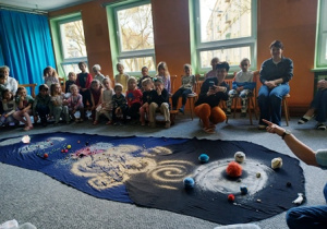 Zdjęcie obrazuje kolejne etapy powstania kosmosu