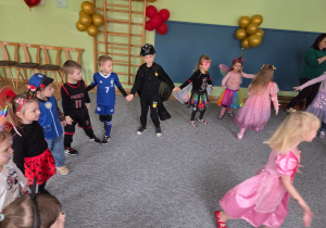 Dzieci tańczą na sali gimnastycznej