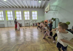 Dzieci rzucają piłką do celu - sztucznej postaci człowieka