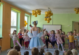 Dziewczynki podczas tańca - naśladują ruch pokazywany przez tancerkę