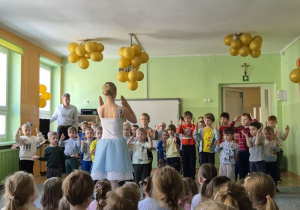 Chłopcy podczas tańca - naśladują ruch pokazywany przez tancerkę