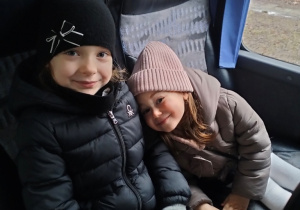 Pola i Michasia w trakcie jazdy autokarem