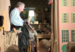 Aktor pokazuje kukiełki i lalki po przedstawieniu