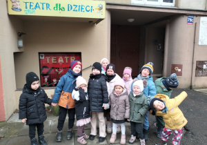 dzieci pozują do zdjęcia przed Baśniową Kawiarenką