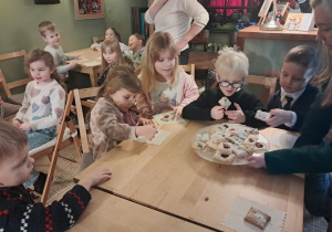Dzieci w czasie poczęstunku w Baśniowej Kawiarence