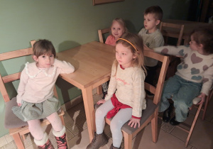 Dzieci w oczekiwaniu na rozpoczęcie przedstawienia