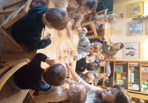 Częstowanie słodkościami