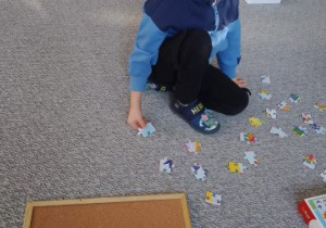 Chłopiec układa puzzle