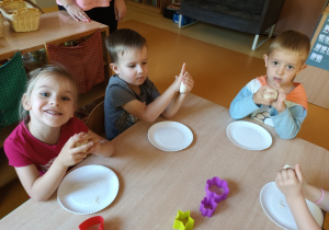 Dzieci podczas wyrabiania masy solnej