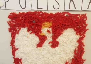 Godło Polski wykonane z kawałków włóczki