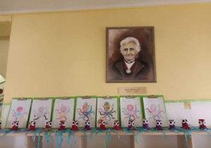 Prezentacja gotowych ośmiornic wykonanych przez dzieci umieszczona w korytarzu przedszkola