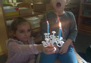 Kacperek zdmuchuje świeczki urodzinowe