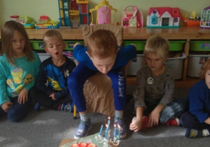 Maciek zdmuchuje świeczki urodzinowe