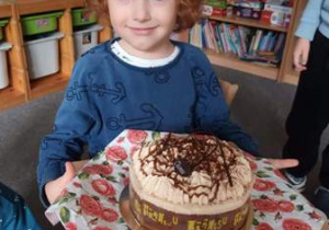 Tadzio prezentuje tort urodzinowy