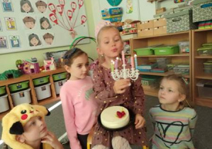 Zuzia zdmuchuje świeczki urodzinowe