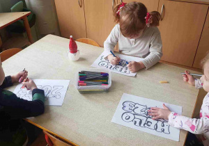 Dzieci kolorują noworoczne rysunki