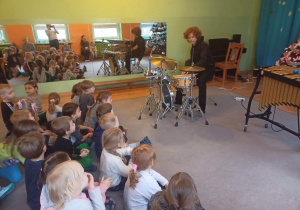 Dzieci słuchają muzyki granej na perkusji