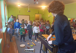 Dzieci uczestniczą w zabawie muzyczno-ruchowej
