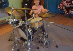 Dziewczynka gra na perkusji
