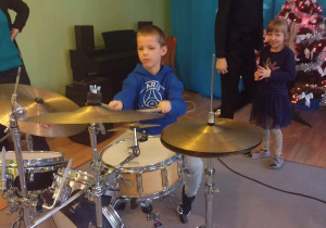 Chłopiec gra na perkusji