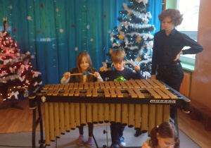 Dzieci grają na instrumencie muzycznym