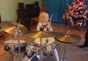 Dziewczynka gra na perkusji