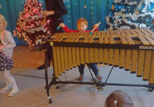 Chłopiec gra na instrumencie muzycznym
