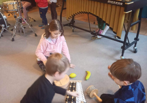 Dzieci grają na instrumentach muzycznych