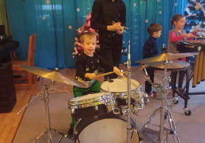 Chłopiec gra na perkusji