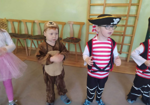 Chłopiec w stroju pirata i chłopiec w stroju misia podczas balu karnawałowego