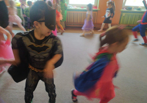 Chłopiec w stroju superbohatera podczas tańca