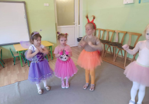 Trzy dziewczynki w przebraniach podczas tańca