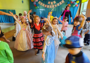 dzieci tańczą na balu karnawałowym