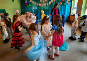dzieci tańczą na balu karnawałowym