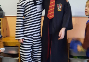 chłopiec w stroju Harry Pottera i złodzieja pozują do zdjęcia