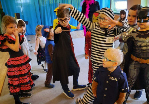 zdjęcie przedstawia dzieci tańczące podczas balu karnawałowego