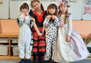 zdjęcie przedstawia cztery dziewczynki przebrane za Hiszpankę, kotka, pieska i księżniczkę