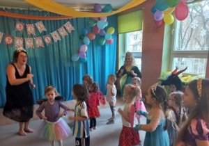 Dzieci biorą udział w zabawie muzycznej "Kaczuszki"