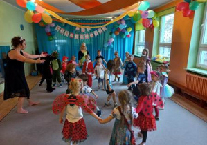 Zdjęcie przedstawia dzieci w czasie zabaw muzyczno-ruchowych podczas balu karnawałowego