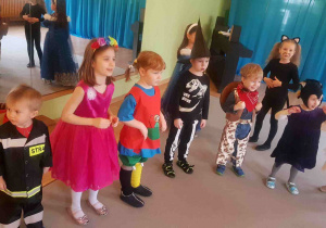 Dzieci podczas zabawy ilustrują ruchem piosenkę