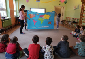 Dzieci przyglądają się mapie świata